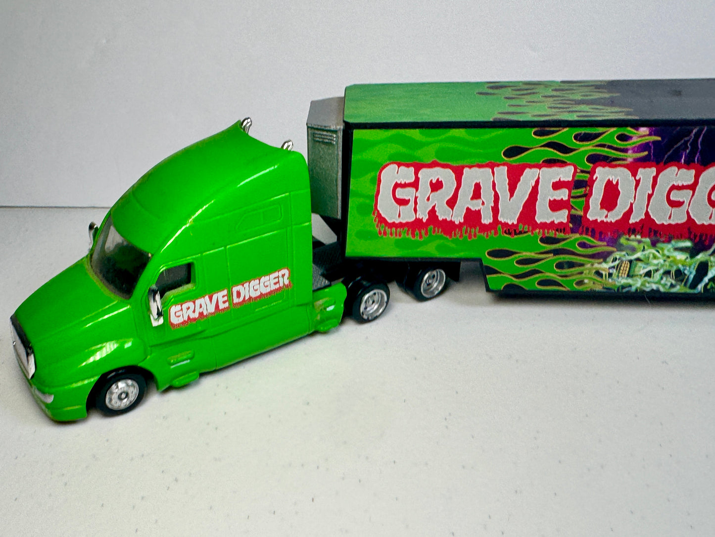 Hot Wheels Monster Jam Grave Digger Transport Hauler